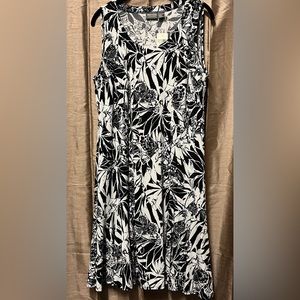 Beautiful flowy Maripose dress in white and black.